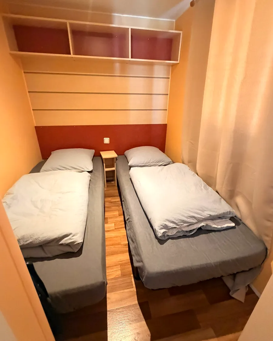 Chambre twin d'un mobil-home — deux lits simples