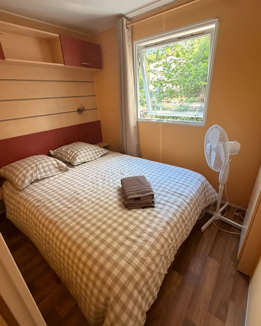Chambre double d'un mobil-home — lit deux places et rangements