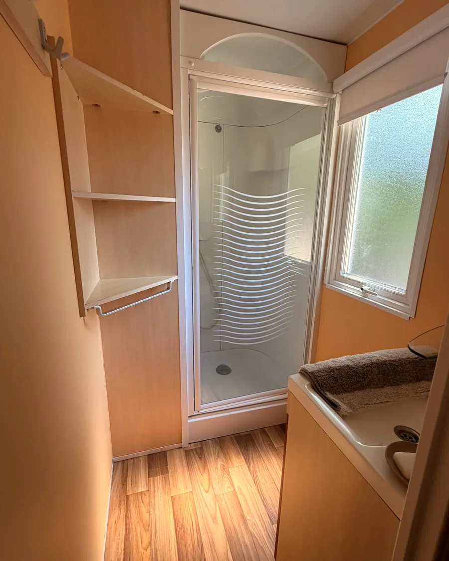 Salle d'eau d'un mobil-home avec douche