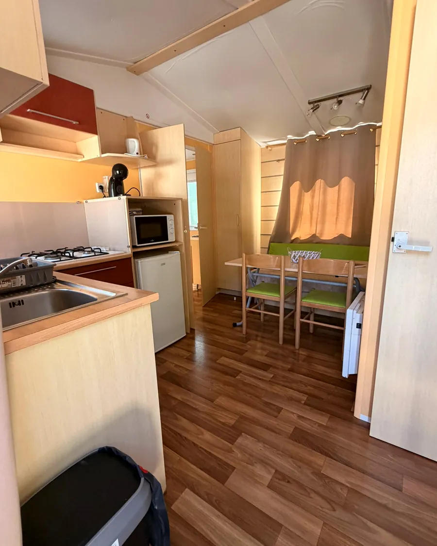 Séjour et coin repas d'un mobil-home