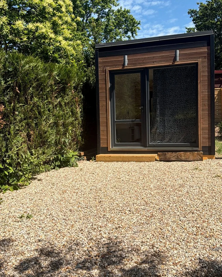 Studio en bois moderne des Cabanes de Condé, grande baie vitrée sur la nature